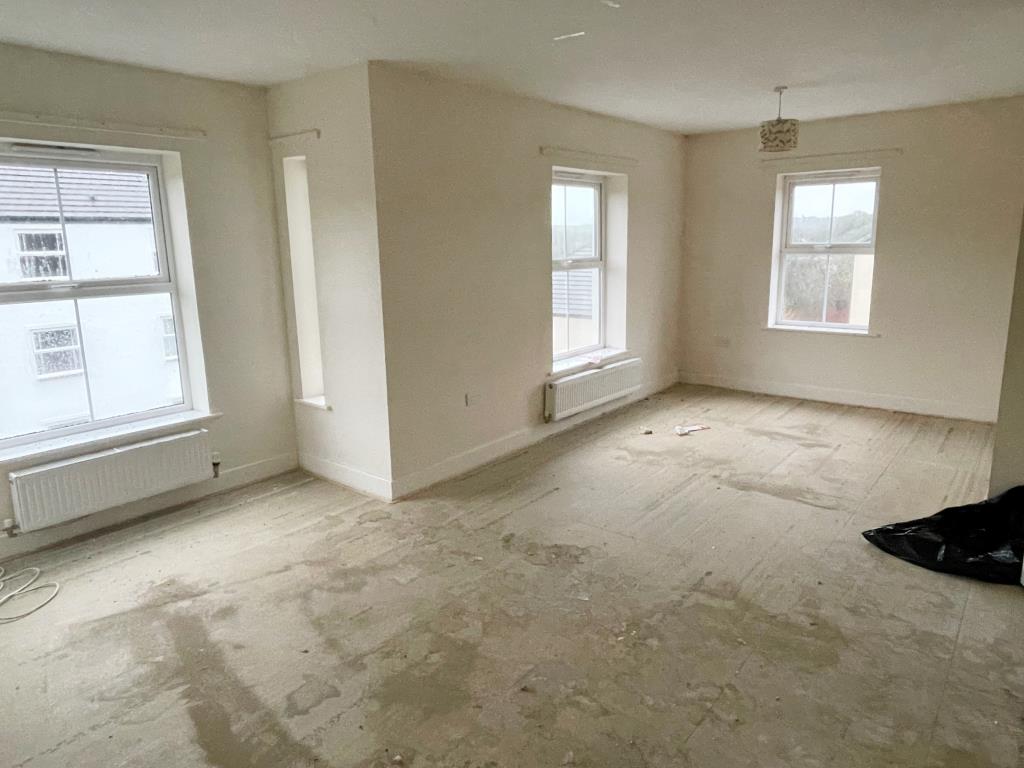 Lot: 113 - LEASEHOLD FLAT FOR IMPROVEMENT - Living/dining room with exposed floor boards